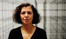 Die Künstlerin Mona Hatoum, hier an ihrem Werk Cube in ihrer Ausstellung in der Akademie der Künste in Berlin, erhält den mit 12.000 Euro dotierten Käthe-Kollwitz-Preis. Damit würdigt die Akademie ihr vielfältiges und umfassendes Werk. Außerdem wird der Künstlerin vom 31. Juli bis zum 5. September am Brandenburger Tor eine Ausstellung gewidmet.  Foto: dpa