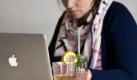 Eine Internetverbindung per WLAN gehört in vielen Cafés heutzutage dazu - den Betreibern droht jedoch juristischer Ärger, wenn Gäste über diese Verbindung illegale Dinge tun. Foto: Robert Schlesinger Foto: dpa