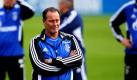Der neue Trainer von Bundesligist Schalke 04 Huub Stevens (vorn) verfolgt das erste Training unter seiner Leitung. Huub Stevens übernahm heute das Traineramt bei Schalke 04. Der Niederländer war dort bereits in den Jahren 1996 bis 2002 als Trainer aktiv. Er tritt die Nachfolge von Ralf Rangnick an, der wegen eines Burnout-Syndroms zurückgetreten war. Foto: dapd