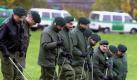 Polizeibeamte suchen im Oktober 2000 eine Wiese bei Weil im Schönbuch ab. Einen Tag zuvor war in der Nähe die Leiche des elfjährigen Schülers gefunden worden. Foto: dpa
