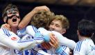 Die Schalker Spieler Klaas-Jan Huntelaar (l), Teemu Pukki, Lewis Holtby und José Manuel Jurado bejubeln den Sieg. Foto: Sören Stache Foto: dpa