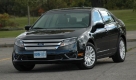 Der Ford hat einfach nicht den Öko-Look des Prius, sondern ist eine ganz normale und deutlich größere Stufenhecklimousine. Foto: pi