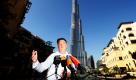 Louis van Gaal, Trainer des FCBayern München, sitzt in Dubai während eines Pressegesprächs im Mannschaftshotel vor dem höchsten Hochhaus der Welt, dem kürzlich eröffneten Burj Dubai. Foto: dpa