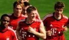 Die Bayern-Spieler Edson Braafheid, Andreas Ottl, Bastian Schweinsteiger und Thomas Müller (von links) starten zum Wintertrainingslager auf dem Platz der Aspire Sports Academy in Doha im Emirat Katar. Foto: dapd