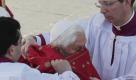 Nein, er versteckt sich nicht. Missbrauchskandale hin oder her, es ist Palmsonntag, und die katholische Kirche feiert weltweit den Einzug Jesu in Jerusalem vor fast 2000 Jahren. Allen voran Papst Benedikt XVI. in Rom. Foto: ap