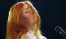 Die Sängerin Tori Amos lässt sich auf dem Bonnaroo Music and Arts Festival in den USA den Wind durchs Haar streichen. Foto: ap