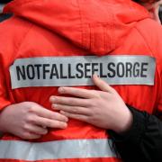 Gibt es Anzeichen eines Suizidversuches bei einem Bekannten oder Verwandten, sollte im Akutfall der Notruf abgesetzt und auf professionelle Hilfe gewartet werden.