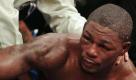 Ringrichter und Trainer müssen dem Boxer wieder auf die Beine helfen. Foto: dpa