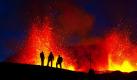 Im Süden Islands mussten knapp 600 Menschen evakuiert werden. Grund ist der Vulkan Eyjafjallajökull, der seit mehr als 24 Stunden Lava und Asche spuckt. Experten befürchten, dass die Eruptionen weitere, stärke auslösen könnten. Foto: dpa