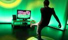 Kinect kann jetzt auch Hals: Gamer können jetzt einfach auf der Couch sitzen bleiben. Denn Microsofts kabellose Bewegungssteuerung ohne Controller erfasst die Bewegungen nicht mehr nur von der Hüfte aus, sondern auch vom Schulter- und Halsbereich. Sogar im Liegen soll die Steuerung funktionieren. Außerdem werden die ersten Titel bekannt: Adventures, Minispielsammlungen, Party-Games sowie Sport- und Fitnessspiele sind zum Kinect-Start sind geplant. Foto: dpa