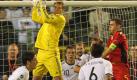 Manuel Neuer klärt vor dem Belgier Thomas Vermaelen (r). Foto: dpa