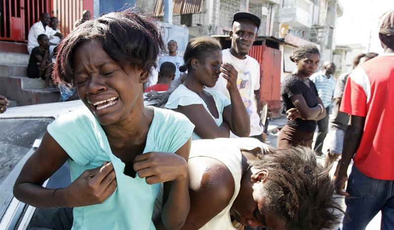 Eine Frau bricht weinend in Port-au-Prince zusammen. Die Hauptstadt des karibischen Staates Haiti ist nach einem Erdbeben von Zerstörung gezeichnet.  Foto: ap