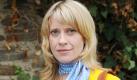 Caroline Peters ist festes Ensemblemitglied des Wiener Burgtheaters und viel zu selten im TV zu sehen. Wenn sie denn mal auftritt, ist es immer ein Genuss - ganz gleich, ob es sich um ernste Charaktere wie in Arnies Welt oder um komische Rollen wie in der ARD-Krimikomödie Mord mit Aussicht handelt. Gute Nachrichten für Fans: Neue Folgen von Mord mit Aussicht werden voraussichtlich im Herbst 2012 gesendet. Foto: dpa