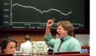 Ein Börsianer handelt vor der angezeigten Kurve des Deutschen Aktien-Index (DAX) in Frankfurt am Main (Archivbild vom 17.1.1997) mit Wertpapieren. Der klassische Parketthandel ist vom Aussterben bedroht. Die Deutsche Börse AG plant für Ende 1997 die Einführung eines elektronischen Handelssystems. dpa (zu dpa 0016)  Foto: dpa