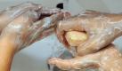 Hygiene geht über alles. Den meisten schwitzigen Gerüchen ist bereits mit Seife und Wasser beizukommen. Foto: ddp