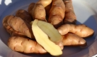 Kartoffeln als Schönmacher? Einige Visagisten schwören drauf - zumindest auf Kartoffelsaft, den es im Reformhaus gibt. Als Alternative bieten sich Mineralwasser mit Kalzium, Kalium und Magnesium an. Das alles sorgt dafür, dass übersäuerte Haut innerlich wieder remineralisiert wird. Äußerlich kann man mit Mineralienpuder nachhelfen, das der Haut zusätzlich Feuchtigkeit spendet. Foto: ddp