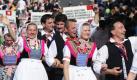 Mitglieder eines sorbischen Traditionsvereins aus der sächsischen Lausitz nehmen am Sonntag (04.09.11) in Kamenz (Sachsen) am Festumzug zum 20. Tag der Sachsen teil. Rund 400.000 Menschen haben seit Freitag (02. September) den Tag der Sachsen besucht, wie die Veranstalter am Sonntag zum Abschluss mitteilten.  Foto: dapd