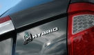 Beim Toyota mit seinem aerodynamischen Kamm-Heck konnten die Ingenieure den kompletten Wagen auf die Bedürfnisse des Hybrids hin konstruieren, während die Hybridtechnik beim Fusion in das normale Limousinen-Konzept integriert werden musste. Foto: pi