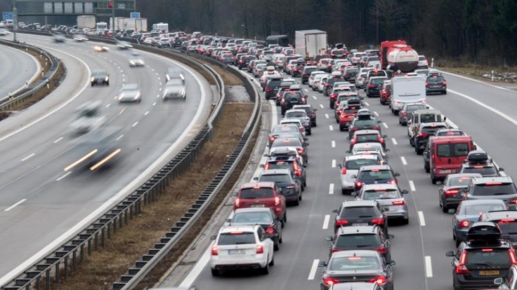 Laut ADAC-Prognose sorgt kann Beginn der Winterferien auf den deutschen Fernstraßen für Staus und Behinderungen sorgen.