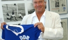 Der ehemalige DDR-Fussball-Nationalspieler Jürgen Sparwasser hält am Donnerstag (10.07.2003) im Bonner 'Haus der Geschichte' das von ihm im WM-Vorrundenspiel am 22.06.1974 gegen die Bundesrepublik Deutschland getragene Trikot in seinen Händen. Das einzige Länderspiel zwischen den beiden deutschen Mannschaften endet durch einem Treffer Sparwassers 1:0 für die DDR. In der Kabine tauscht Sparwasser sein Trikot mit Paul Breitner. Der Krefelder Unternehmer Hans-Helmut Bremicker ersteigert das Trikot 2002 zu Gunsten der Opfer der Flutkatastrophe in den neuen Bundesländern. Bremicker übergibt heute das Trikot dem 'Haus der Geschichte'.
 Foto: dpa