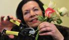 Wem das zu sehr nach Schmarotzen stinkt, muss eben aus dem eigenen Hirn leben. Melden Sie doch ein Patent an! Carmen Mink hat eine Blumenschere erfunden, die Stängel gleich quer anschneidet. Sie gehört dem Erfinderclub Koblenz an. Wenn Sie eine richtig gute Erfindung gemacht haben, können Sie ihre Idee 20 Jahre lang ausschlachten. Foto: dapd