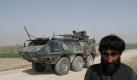 Ein Afghane vor einem niederländischem ISAF-Fahrzeug. Archivfoto: Can Merey Foto: dpa