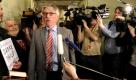 Der ehemalige Finanzsenator von Berlin, Thilo Sarrazin (SPD), kommt am Donnerstag (21.04.11) im Rathaus Wilmersdorf in Berlin zur ersten muendlichen Verhandlung im Parteiausschlussverfahren gegen ihn, waehrend ein Mann ein Schild mit der Aufschrift Danke Thilo! und ein Exemplar von Sarrazins Buch Deutschland schafft sich ab haelt. Mit der muendlichen Verhandlung vor der Schiedskommission des SPD-Kreisverbandes Charlottenburg-Wilmersdorf hat das Parteiausschlussverfahren gegen Sarrazin begonnen. Sarrazin wird wegen provokanter Thesen zur Integration parteischaedigendes Verhalten vorgeworfen. Hintergrund ist sein Buch Deutschland schafft sich ab. (zu dapd-Text) Foto: Berthold Stadler/dapd Foto: dapd