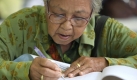 Eine thailändische Frau unterschreibt einen Genesungsbrief an König Bhumibol Adulyadej. Der 81 Jahre alte König wurde mit Fieber und Müdigkeit in das Siriraj Krankenhaus in Bangkok eingeliefert. Foto: dpa