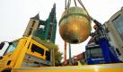 Die Zierkugel vom Südturm der Martinikirche in Halberstadt wird nach ihrer Demontage zum Transport verladen. Im Zuge der Sanierung der Türme bis Sommer 2011 werden die Halterungen der Kirchturmkugeln erneuert und neu vergoldet. Die 72 und 95 Meter hohen Kirchtürme werden grundlegend saniert. Auf die Dachsanierung folgen Reparaturen am Mauerwerk. Foto: dpa