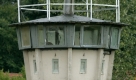 Mahnmal der deutsch-deutschen Teilung. Auf diesem Beobachtungsturm in Hötensleben dienten einst die DDR-Grenztruppen. Der Turm steht im ehemaligen Todesstreifen zwischen Sachsen-Anhalt und Niedersachsen. Foto: dpa