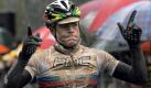 Er ist der ewige Zweite bei der Tour: Cadel Evans. Der amtierende Straßenweltmeister vom amerikanischen BMC Racingteam muss sich extrem steigern, wenn er um das Gesamtklassement fahren will. Doch der 33-Jährige ist auf einem gutem Weg. Seine verstärkte Angriffslust in den Bergen könnte das Rennen beleben. Foto: dpa