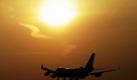 Nach einem Langstreckenflug fühlen sich viele nicht besonders fit. So ein Flug ist anstrengend - und der Jetlag hat einen voll im Griff. Die innere Uhr ist aus dem Gleichgewicht geraten. Das passiert, wenn in Richtung Westen oder Osten mehr als vier Zeitzonen überflogen werden, sagt Ulrich Klinsing, Vorsitzender des Deutschen Fachverbandes Reisemedizin.  Foto: ddp
