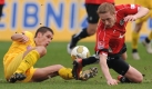 Für Hannover 96 geht Mikael Forssell (r) seit Sommer 2008 auf Torejagd. Der 28-jährige Stürmer wurde in Steinfurt geboren, spielte schon für Borussia Mönchengladbach und den englischen Erstligisten FC Chelsea. Forssell gehört zum Stamm der finnischen Nationalmannschaft, zog sich jedoch Mitte September eine Bänderverletzung zu und fällt voraussichtlich bis Mitte Dezember aus. Foto: dpa