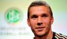 Sichtlich gute Laune hat der deutsche Stürmer Lukas Podolski auf der Pressekonferenz im Velmore Grand Hotel in Erasmia nahe dem südafrikanischen Pretoria. Kein Wunder bei dem Traumergebnis am Sonntag. Bundestrainer Jogi Löw warnte seine Spieler allerdings vor zu viel Überschwang, es sei schließlich noch nichts erreicht. Foto: dpa