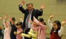 Niedersachsens Ministerpräsident Christian Wulff (CDU) tanzt in Hannover in der Grundschule am Stöckener Bach mit Schülern. Wulff besuchte die Schule anlässlich eines Projekttages zur EU.


 Foto: ddp
