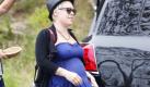 Kaum wieder zu erkennen ist der schwangere US-Popstar Pink bei einem Einkaufsbummel in Malibu. Ungeschminkt und mit einigen Babypfunden auf den Hüften hat die 31-Jährige sich eine große Tüte Chickenwings bei einer amerikanischen Fastfoodkette besorgt. Foto: action press