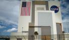 Das Vehicle Assembly Building (VAB) auf dem Gelände des Kennedy Space Center in Cape Canaveral im Bundesstaat Florida (Foto vom 10.10.2007). 34000 Hektar Sumpfland umgeben den Weltraumbahnhof auf Merrit Island. Etwa 5000 Alligatoren teilen sich das 'Merrit Island National Wildlife Refuge' mit den Raketen und Raumschiffen der NASA. In monatelanger Arbeit werden die Raumfähren in der sogenannten Orbiter Processing Facility (OPF), einer gigantischen Werkstatt, für den Start vorbereitet.
 Foto: dpa