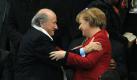 Auch das gehört zum Muss für die Berichterstatter: Wenn Angela Merkel und Fifa-Impresario Sepp Blatter sich in den Armen liegen, wird geknipst. Dass die Szene aussieht wie ein verlegener Erstkontakt beim Anfängerkurs (ohne Vorkenntnisse) in der Tanzschule, dafür kann Marcus Brandt wenig. Foto: dpa