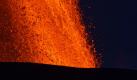 Spektakulärer Vulkanausbruch im Kongo: Die Lava-Fontäne des Nyamuragira-Vulkans steigt ungefähr 400 Meter hoch in den Himmel. Bislang besteht für die Menschen aus der Umgebung keine Gefahr. Foto: dapd
