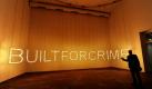 Die Lichtinstallation Built for crime, eine Arbeit der italienischen Künstlerin Monica Bonvicini, hängt in der Kunsthalle Fridericianum in Kassel. Both Ends heißt die Ausstellung, die einen Querschnitt ihres Schaffens zeigt. Bonvicini geht damit der Konstruktion sexueller Identitäten durch Architektur auf den Grund. Neben Bonvicinis Arbeiten zeigt das Museum vom 28. August bis 14. November Arbeiten des Norwegers Matias Faldbakken. Foto: dpa