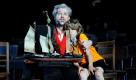 Rainer Trost als Idomeneo (links) und David Becker als Sohn des Idamante spielen in Berlin in der Komischen Oper während einer Fotoprobe zum Dramma per musica Idomeneo von Wolfgang Amadeus Mozart (1756-1791). Premiere des Musiktheaterstücks in der Inszenierung von Benedikt von Peter ist am Samstag. Foto: dapd