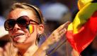 Im Frauen-Halbfinale der Australian Open in Melbourne jubeln Fans der Belgierin Justine Henin im Spiel gegen Zheng Jie (China) zu. Henin setzte sich mühelos mit 6:1 und 6:0 durch und steht im Finale.
 Foto: ap