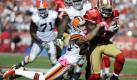 Im Klammergriff: Defensive-Back Joe Haden von den Cleveland Browns aus der National Football League gibt alles und stoppt mit einem Hechtsprung Braylon Edwards (rechts) von den San Francisco 49ers. Doch aller Aufwand war umsonst: Die Kalifornier gewannen ihr Heimspiel 20:10. Foto: dpa