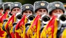 Russische Soldaten spielen auf Trompeten, während der venezolanische Präsident Hugo Chavez (nicht im Bild) an einer Kranzniederlegung am Grab des Unbekannten Soldaten in Moskau teilnimmt. Chavez besucht für zwei Tage die russische Hauptstadt. Foto: dpa