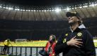 Herzenssache: BVB-Coach Jürgen Klopp genießt den Triumph gemeinsam mit der Dortmunder Fankurve. Foto: dapd