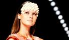 Ein Model präsentiert eine Kreation des deutschen Modedesigners Marcel Ostertag auf der Fashion Week in Berlin. Foto: ap
