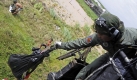 Das Foto der philippinischen Luftwaffe zeigt einen Soldaten, wie er aus einem Hubschrauber Hilfsgüter zu den Bedürftigen im Notstandsgebiet herab lässt. Foto: dpa