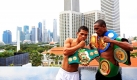 Der indonesische Boxer Marangin Marbun posiert neben dem guyanischen Kollegen Leon Moore vor der Skyline Singapurs. Der südostasiatische Stadtstaat wird Austragungsort der Boxmeisterschaft A new Beginning sein.  Foto: ap