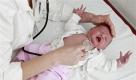 ARCHIV - Eine Kinderaerztin untersucht am 8. Juli 2008  im Kreisssaal des Katholischen Krankenhauses St. Johann Nepomuk in Erfurt ein zwei Tage altes Baby. Deutschland im Geburtentief: Im vergangenen Jahr sind so wenige Kinder in der Bundesrepublik geboren worden wie noch nie zuvor. Nach vorlaeufigen Ergebnissen kamen 651.000 Jungen und Maedchen lebend zur Welt, wie das Statistische Bundesamt am Montag, 17. Mai 2010, in Wiesbaden mitteilte. (AP Photo/Jens Meyer)   --- FILE - A paediatrist auscultates a two-day-old baby in the delivery room of the Catholic hospital 'St. Johann Nepomuk' in Erfurt, Germany, on Tuesday, July 8, 2008. (AP Photo/Jens Meyer) Foto: ap