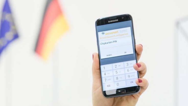 Dass die Datensicherung an Bedeutung gewinnt, zeigt sich auch auf der CeBIT: Secusmart stellt ein mit dem Sicherungssystem
